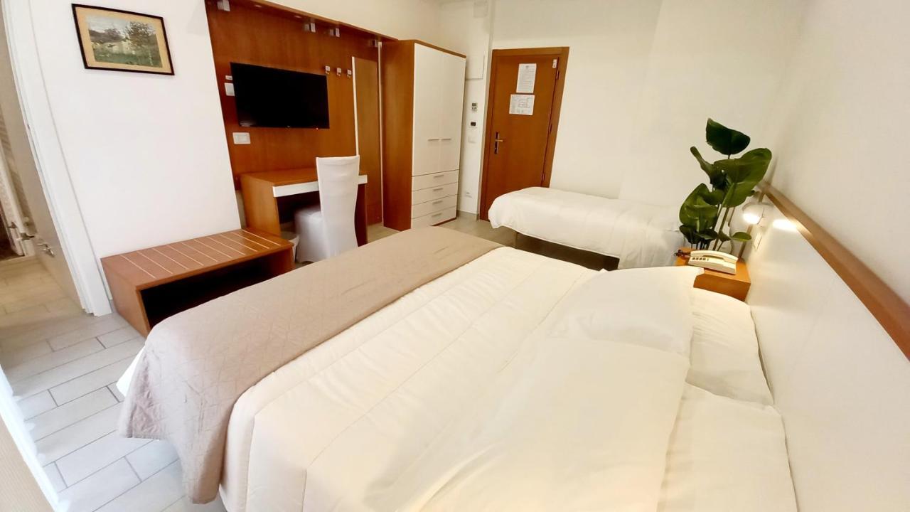 Hotel Brotas Rimini Exterior foto
